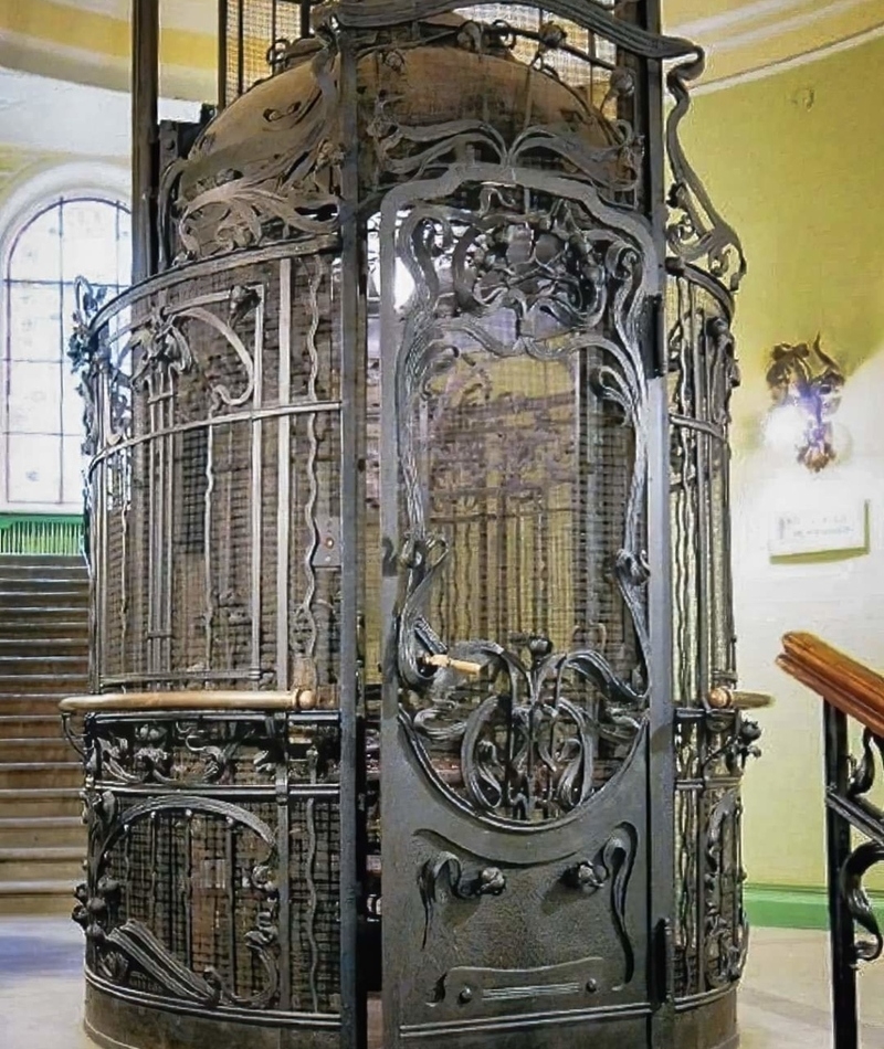 This Victorian-Era Elevator from 1890 | Twitter/@vida_ying_yang
