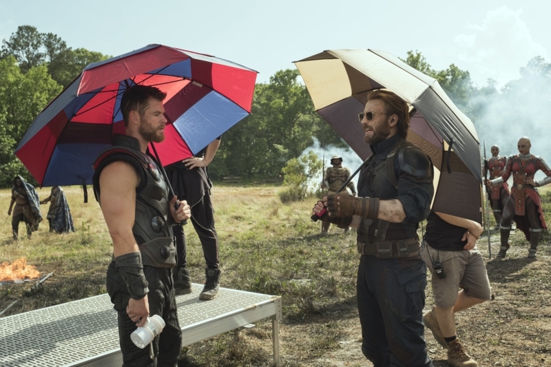 Hemsworth rompe las tensiones en el campo de batalla con momentos sin guión | MovieStillsDB