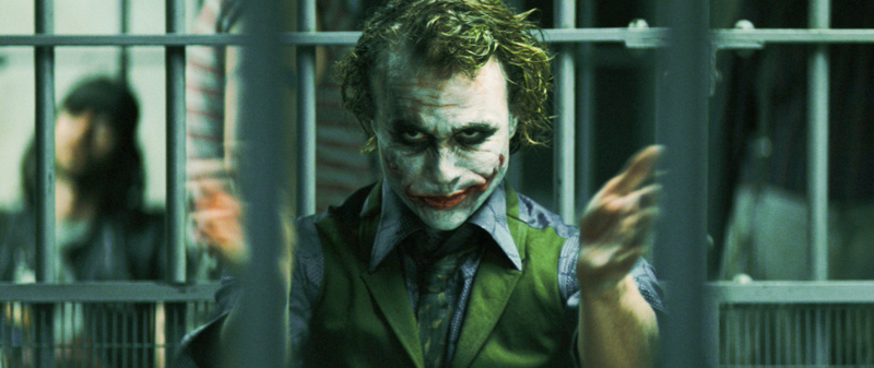 El Joker de Heath Ledger improvisa el aplauso falso en la escena de la prisión | Alamy Stock Photo