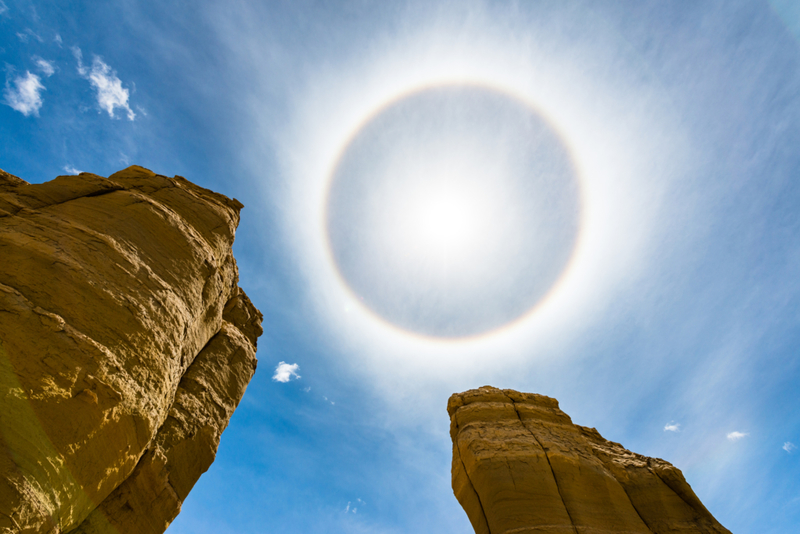 A Ring Around the Moon or Sun Can Determine Tomorrow’s Weather | Getty Images Photo by Cheunghyo