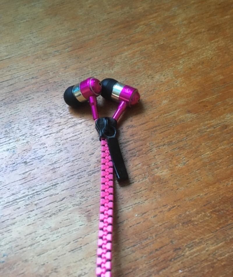 Zipped Earbuds | Reddit.com/RonnyGP