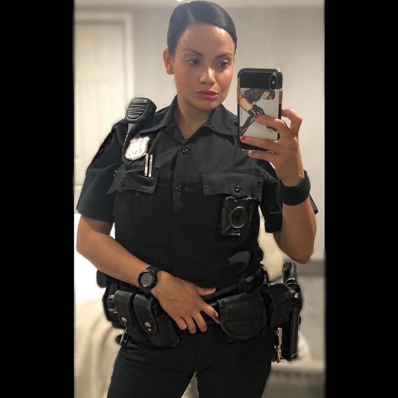 The Fascinating Double Life of a Female Dominican Police Officer | Instagram/@sammysep