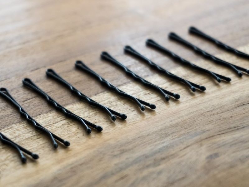 Zigzag Side of Bobby Pins | Shutterstock
