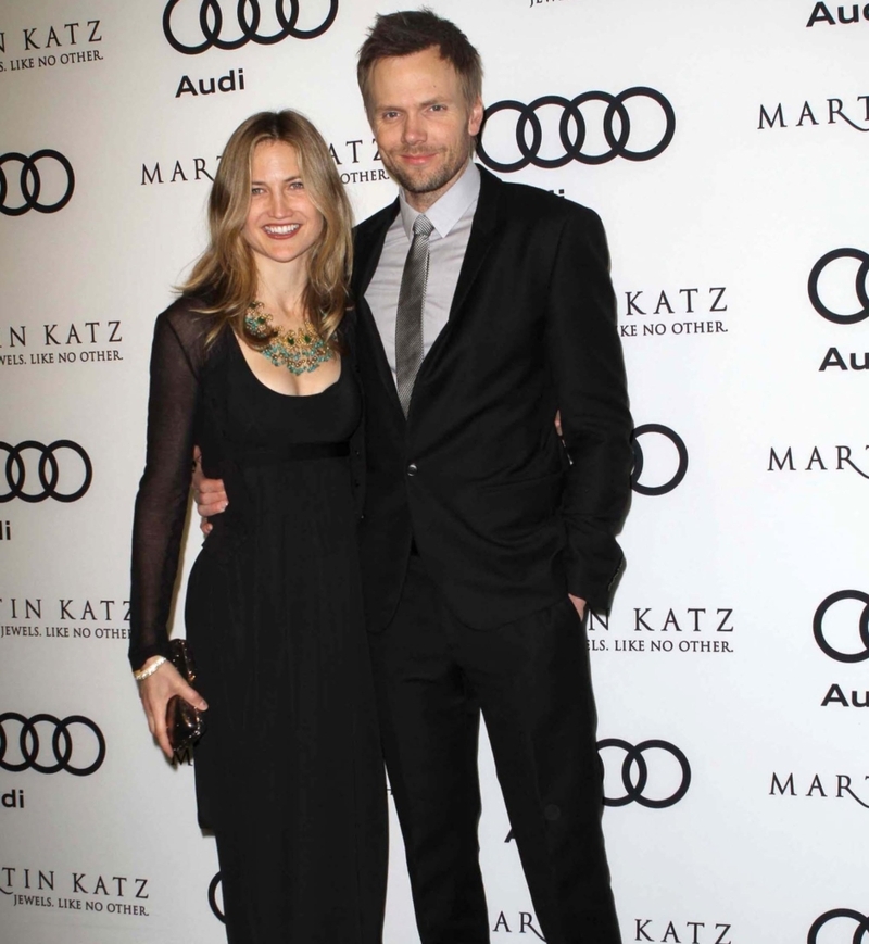 Joel McHale and Sarah Williams – Together Since 1996 | Alamy Stock Photo by WENN Rights Ltd 
