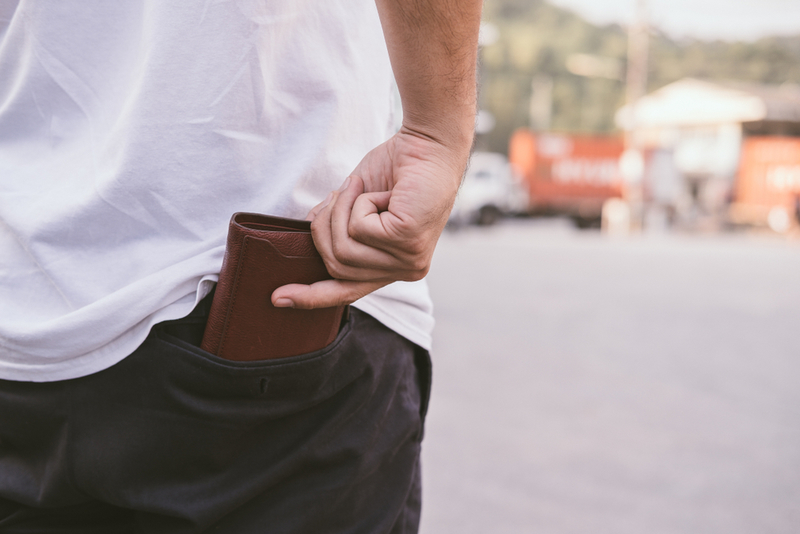Guardar tu billetera en el bolsillo | Shutterstock