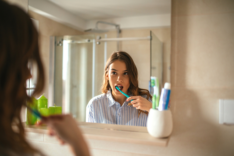 Usar un cepillo de dientes desgastado | Shutterstock
