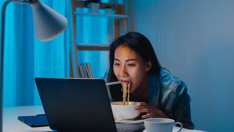 Comer tarde en la noche | Shutterstock