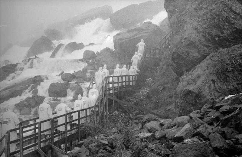 You’ll Never Believe What Researchers Discovered When They Drained the Water from The Niagara Falls | Getty Images Photo by Three Lions