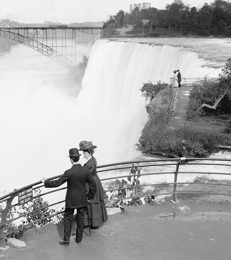 You’ll Never Believe What Researchers Discovered When They Drained the Water from The Niagara Falls | Getty Images Photo by Universal History Archive