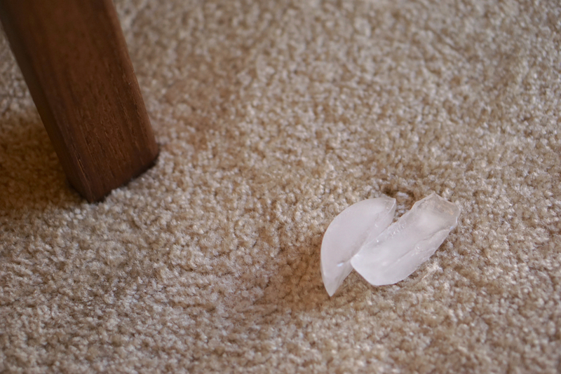 Beulen im Teppich mit Eiswürfeln heilen | Shutterstock Photo by Sasima