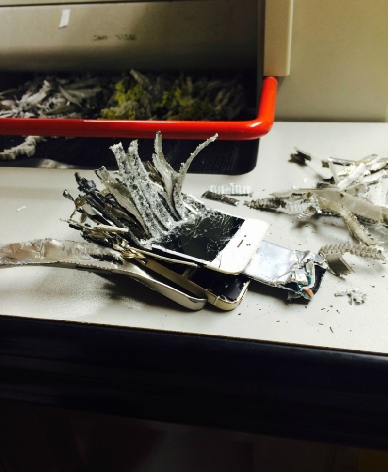 What if a Cell Phone Fell Into an Industrial Paper Shredder? | Imgur.com/aalexcamirandd