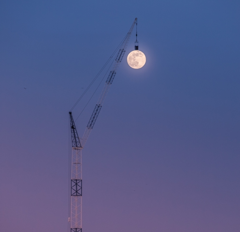 Mond hängt am Kran | Shutterstock