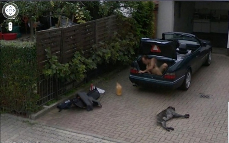 Ein nackter Mann im Kofferraum eines Autos und ein teilnahmsloser Hund | Imgur.com/iIc3APK via Google Street View