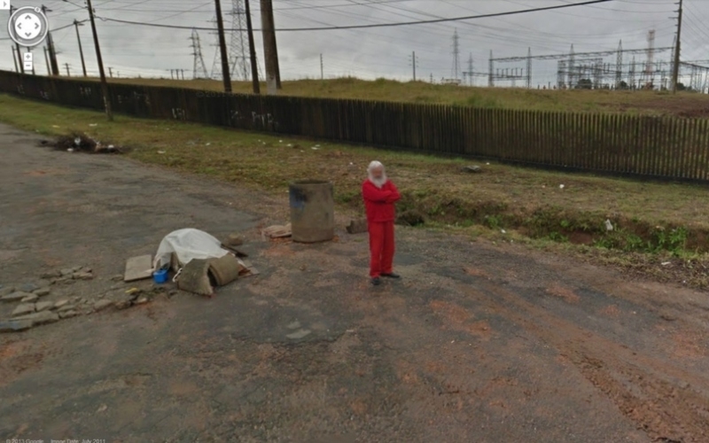 Ein bescheidener Weihnachtsmann | Imgur.com/8Tydzr9 via Google Street View