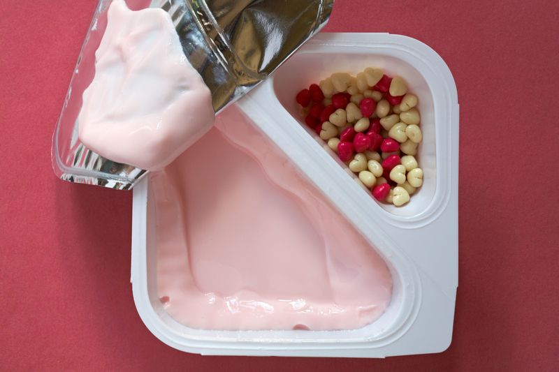 Griechischer Joghurt im Doppelbehälter | Alamy Stock Photo
