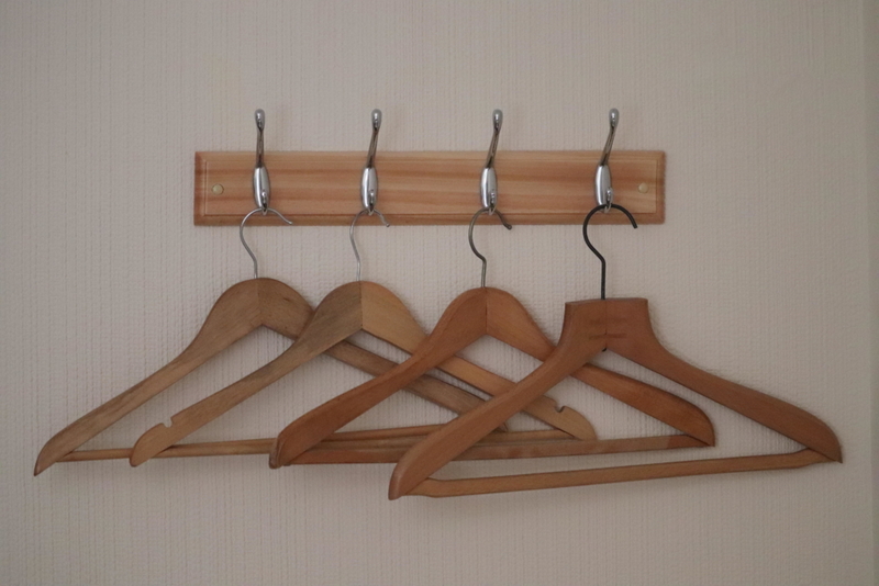 Kleiderbügel aus Holz | Alamy Stock Photo