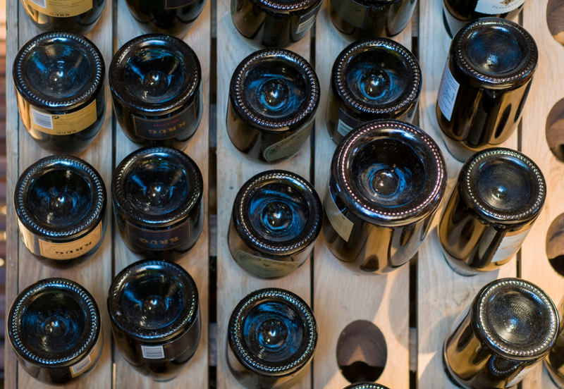 Einbuchtung in Weinflaschen | Alamy Stock Photo