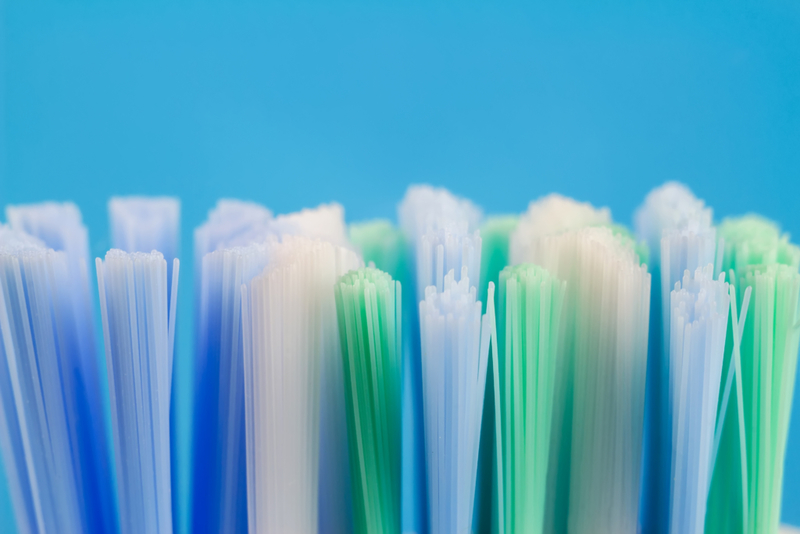 Die blauen Borsten auf der Zahnbürste | Shutterstock
