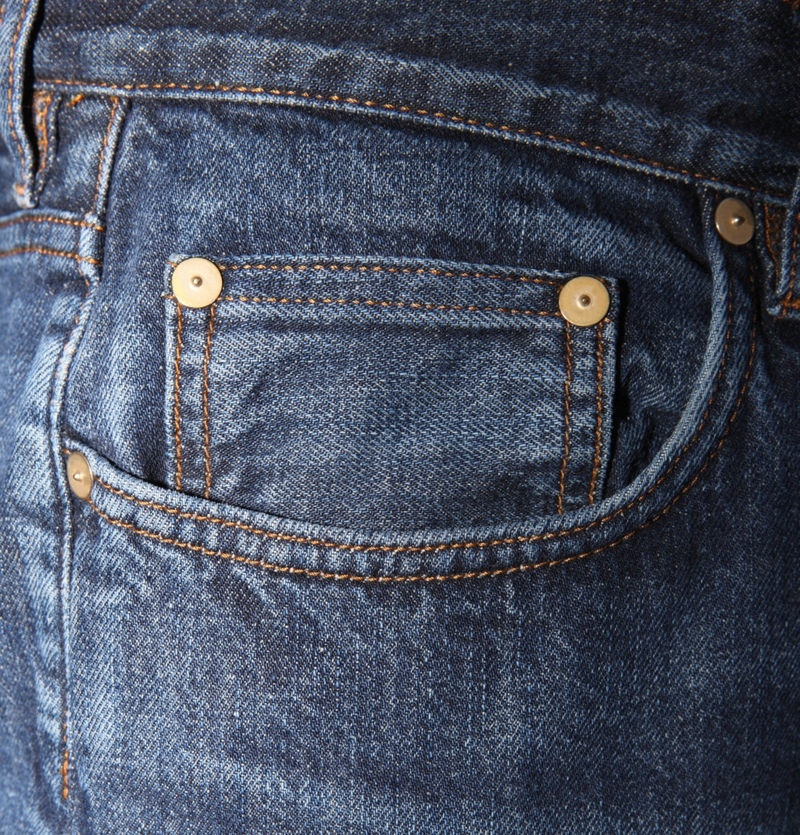 Wahllos platzierte Knöpfe auf Jeans | Getty Images Photo by Vincenzo Lombardo