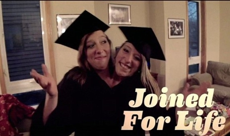 Graduadas | Facebook/@Abby-and-Brittany