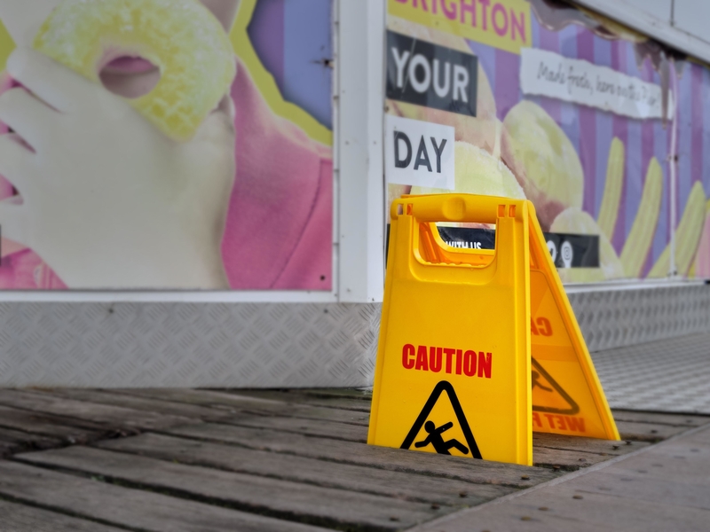 Da fällt jemand vom Schild | Alamy Stock Photo by Chris M