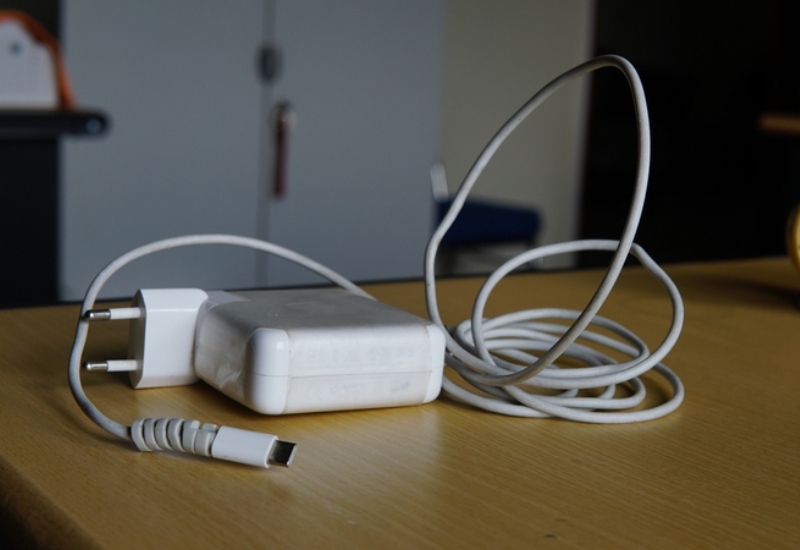 Pies en un cable de alimentación de Apple | Shutterstock