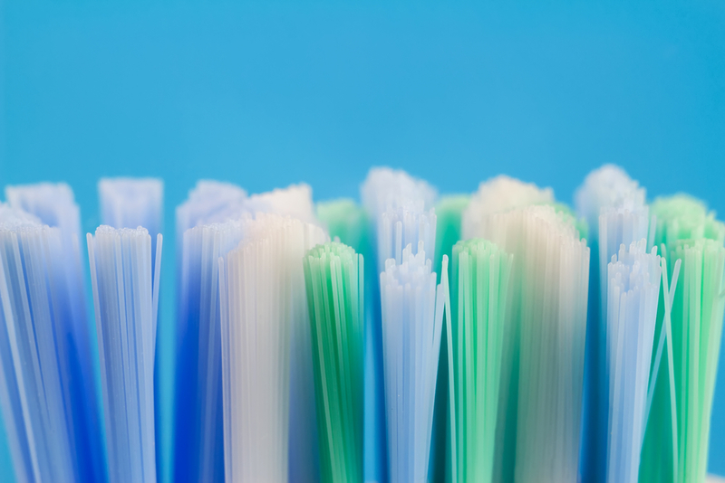 Cepillo de dientes con cerdas azules | Shutterstock