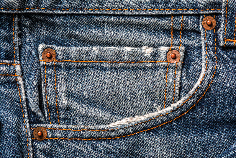 Remaches de cobre en los bolsillos de los jeans | Shutterstock