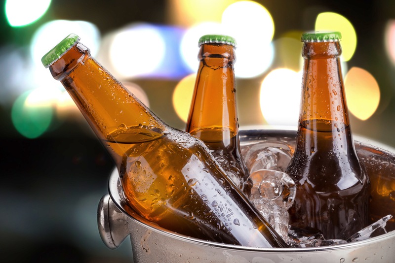 Cuellos en botellas de cerveza y refrescos | Shutterstock