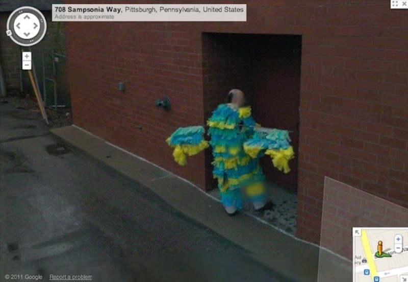 Ein psychedelischer Riesenvogel? | Imgur.com/1ggSoYk via Google Street View
