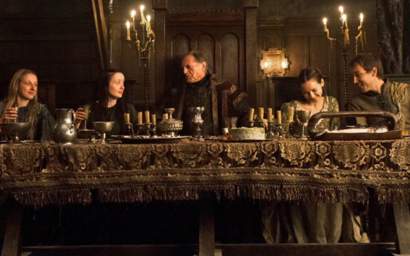 Lord Walder Frey und seine Frauen in „Game of Thrones“ | MovieStillsDB