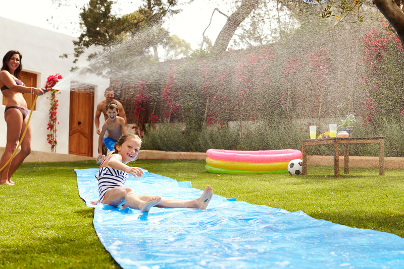 Tobogán de agua hecho en casa | Shutterstock