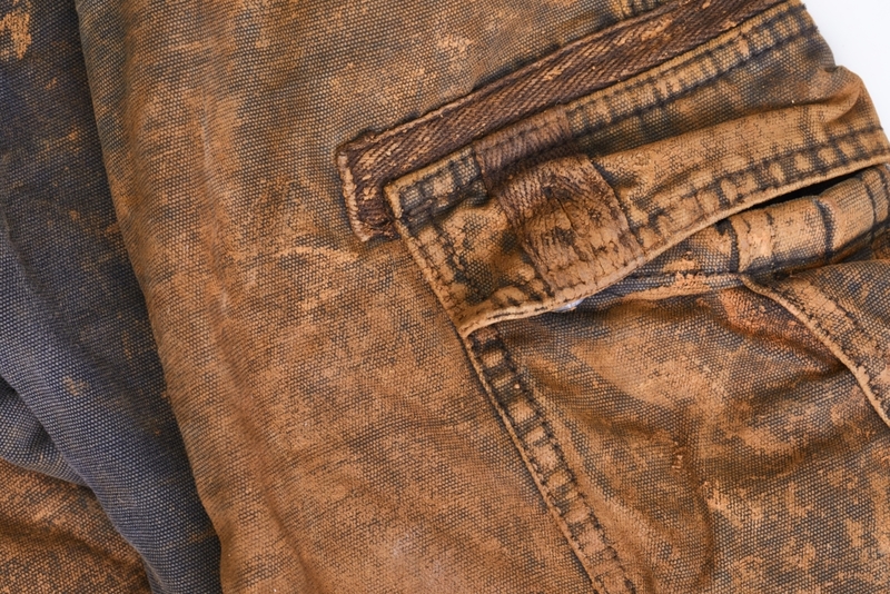 Jeans manchados de barro | Alamy Stock Photo by Desintegrator 