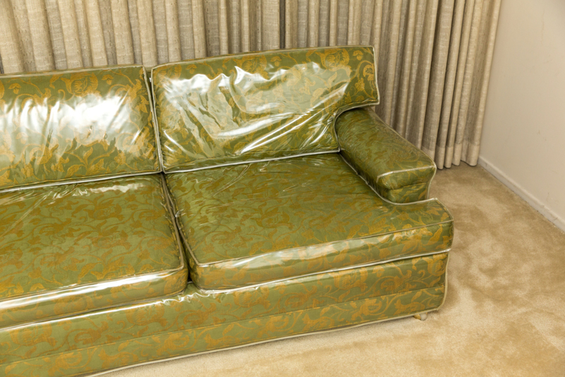 La funda de plástico para el sofá | Getty Images Photo by Jess Milton