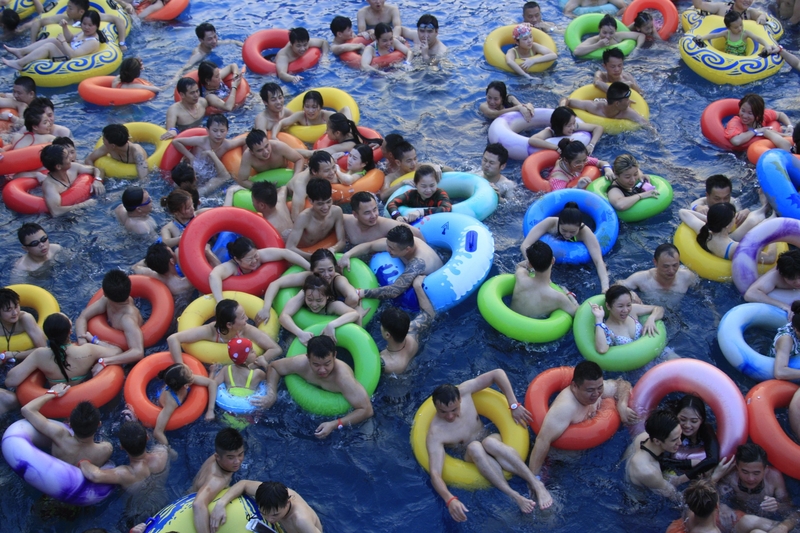The Water Parks are Very Crowded | Alamy Stock Photo by Imaginechina Limited