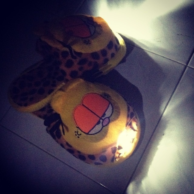 Pantuflas con faros | Instagram/@lightedslippers