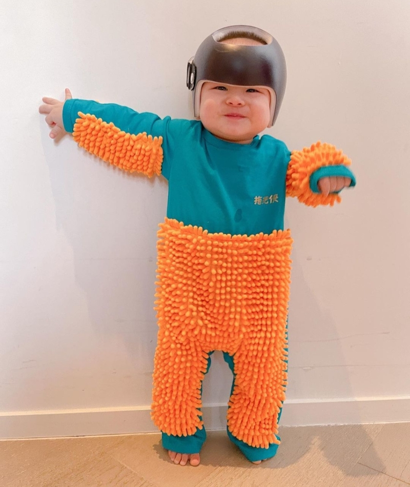 El traje fregona para bebés | Instagram/@rabeeayeung