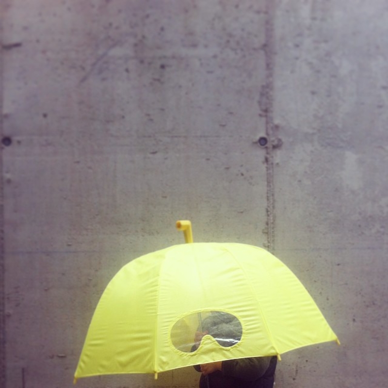 Paraguas con visor | Instagram/@mariannapi