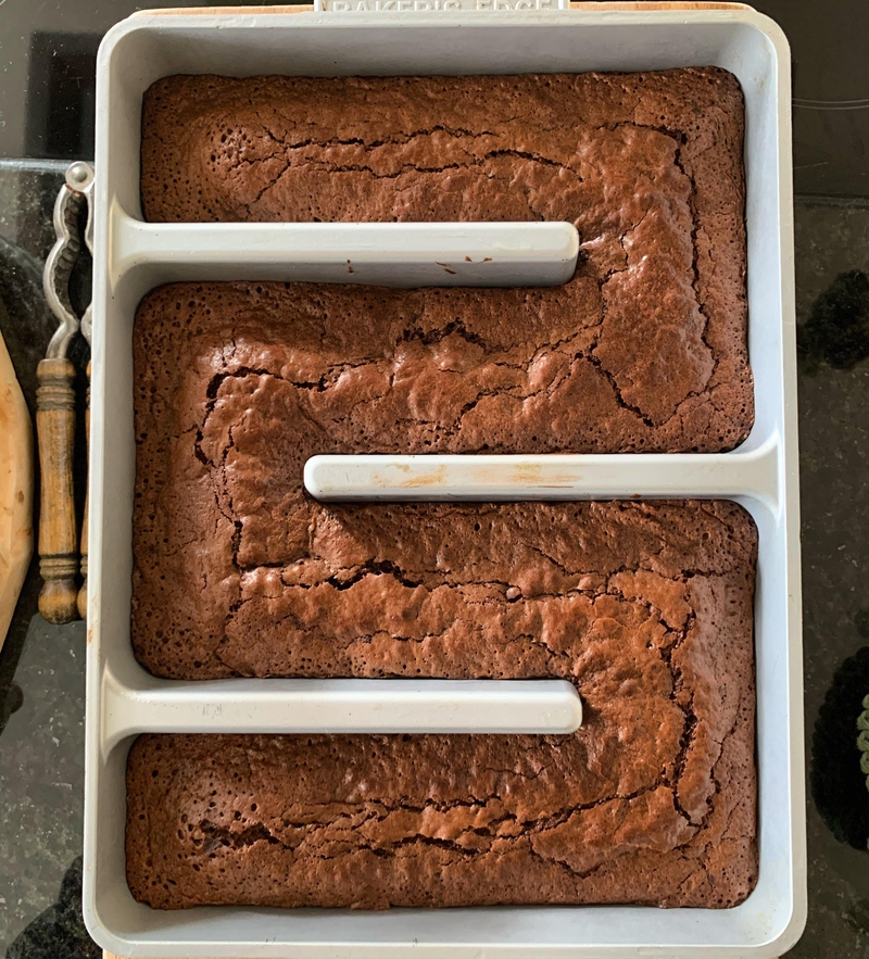 Baker's Edge Brownie Pan | Reddit.com/strikingredfox